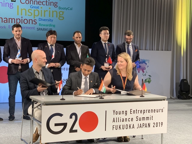 Unterzeichnung des G20 YEA Communiqués in Japan im Mai 2019 © Christoph Seydel wjd-g20-young-entrepreneurs-alliance-japan-viktoria-schuetz