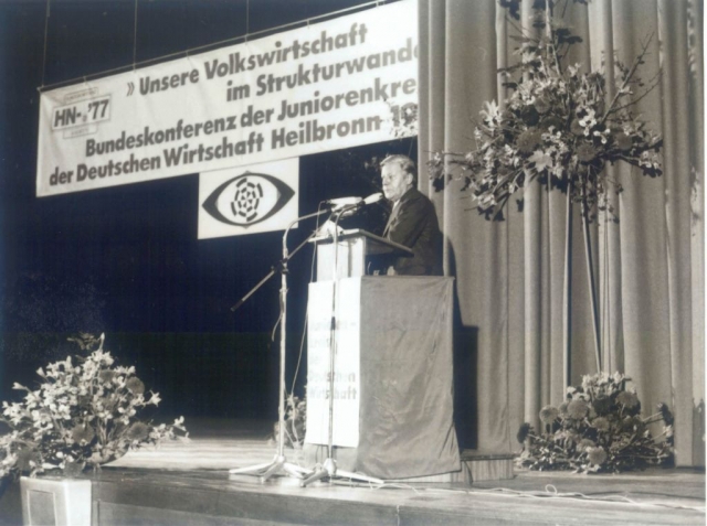 Bundeskanzler Helmut Schmidt bei der Bundeskonferenz der Wirtschaftsjunioren 1977 in Heilbronn © WJD wjd-geschichte-helmut-schmidt-bundeskonferenz-1977