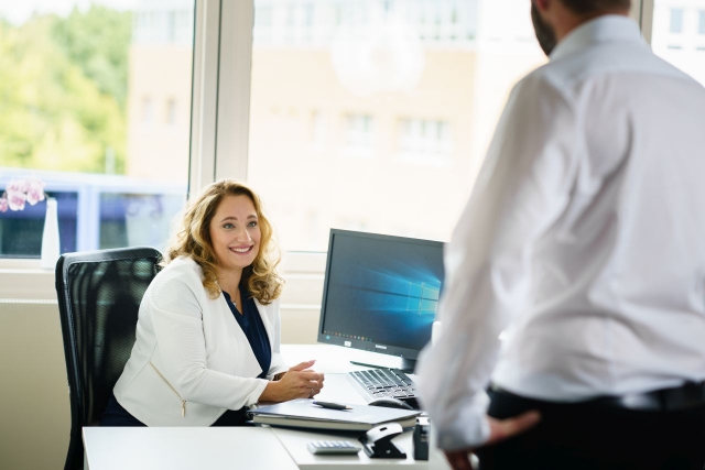 Jenny Riedel am Arbeitsplatz © Andreas Herz wjd-junge-wirtschaft-jenny-riedel-schreibtisch