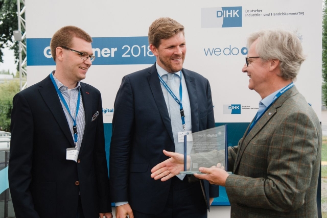 Nils Passau erhält 2018 einen Preis der DIHK-Initiative "We do digital" © DIHK/Nils Hasenau wjd-nils-passau-we-do-digital-martin-wansleben