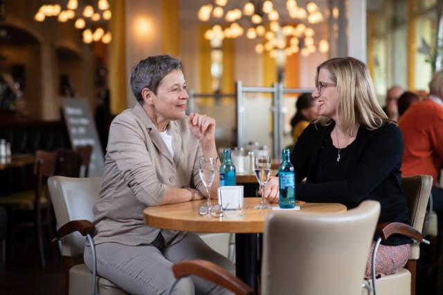Simone Menne und Kristine Lütke im Gespräch © WJD/Sebastian Weimar wjd-frauen-in-der-wirtschaft-simone-menne-kantine-1