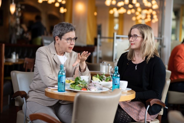 Simone Menne und Kristine Lütke trafen sich zum Gespräch in Kiel. © WJD/Sebastian Weimar wjd-frauen-in-der-wirtschaft-simone-menne-kantine-2