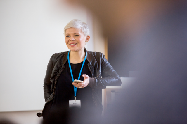 Julia Köhn pitcht ihre Business-Idee bei der Jacobs Startup Competition in Bremen. © WJD/Muhammad Yusuf Azka wjd-julia-koehn-pielers-online-marktplatz-2