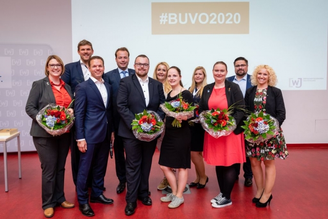 Sebastian Döberl (Fünfter von links) wurde zum Bundesvorsitzenden 2020 gewählt, Jeannine Budelmann (Fünfte von rechts) zu seiner Stellvertreterin. Weitere Infos zu den einzelnen Ressorts findet Ihr auf der Website © Markus Quabach wjd-junge-wirtschaft-buvo-2020
