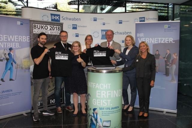 Alle ziehen an einem Strang: Die Konferenzdirektoren Christoph Domberger (1.v.l.), Michael Brandmiller (2.v.l.) und Swaantje Creusen (4.v.l.) mit WJD-Bundesvorsitzender Kristine Lütke (3.v.l.), IHK Schwaben-Hauptgeschäftsführer Peter Saalfrank (3.v.r.), WJD-Bundesgeschäftsführerin Melanie Vogelbach (2.v.r.) und WJ Augsburg-Geschäftsführerin Heide Becker (1.v.r.) © Peter Fastl wjd-junge-wirtschaft-unser-verband-augsburg-1