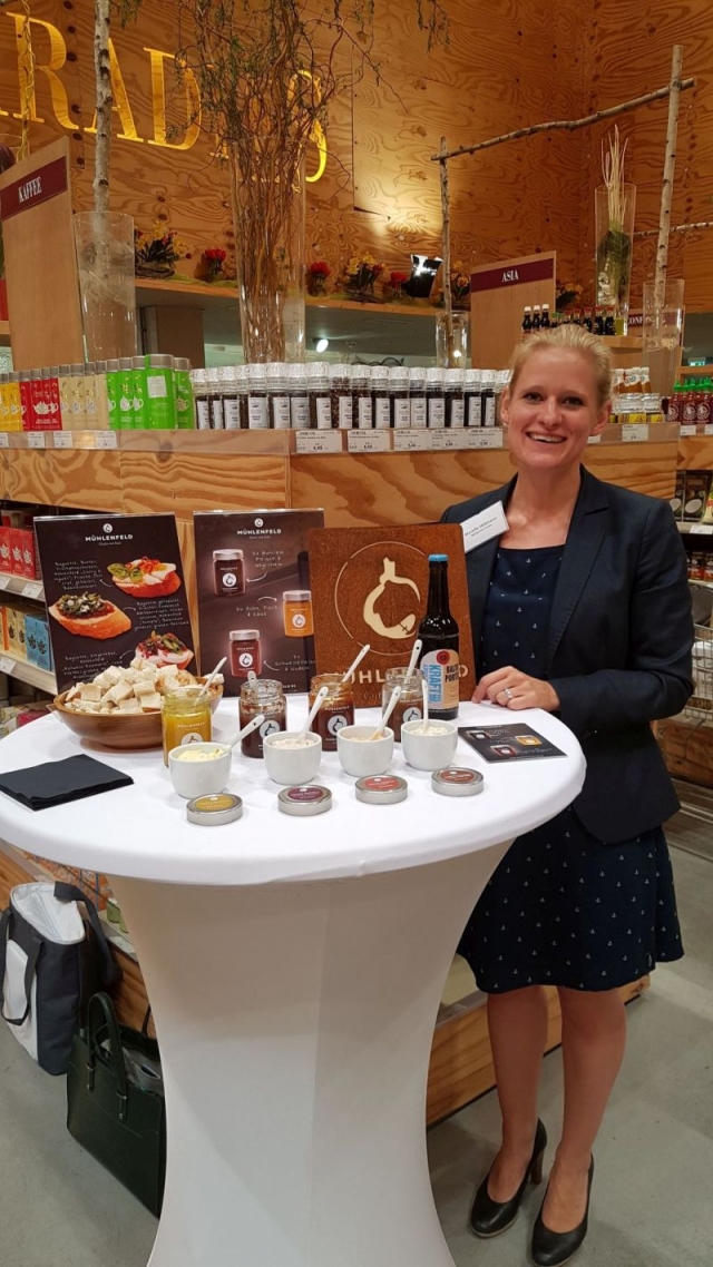 Alllrounderin: Promotion im Handel ist nur eine von Mareille Willmanns vielfältigen Aufgaben. © Mareille Willmann wjd-mareille-willmann-muehlenfeld-zwiebel-3