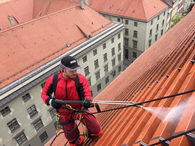 Hoch hinaus: Ein Wasserle-Mitarbeiter bei der Arbeit. © Wasserle GmbH wjd-markus-wasserle-gmbh-dachreinigung