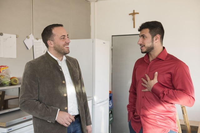 Markus Wasserle (links) ist Inhaber einer Reinigungsfi rma und Mitglied der Wirtschaftsjunioren Landsberg-Ammersee. Warvan Ali Bakhtyir (rechts) aus Kurdistan begann mit 17 Jahren in Wasserles Betrieb eine Ausbildung zum Gebäudereiniger. Heute ist Bakhtyir Meister und technischer Leiter. © Wasserle GmbH wjd-warvan-ali-bakhtyir-wasserle-gmbh