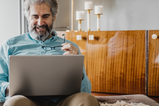 © blackCAT/Getty Images wjd-webinar-mann-laptop-new-work