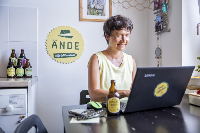 Andrea von Ände im Homeoffice © WJD/Stephanie von Becker wjd-junge-wirtschaft-andrea-stenz-aende-homeoffice