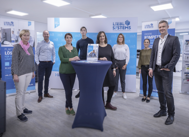 © WJ Regensburg, (von links): Marianne Graml, Amt für kommunale Jugendarbeit; Alexander Rupprecht, Geschäftsführer TechBase und Mitglied WJ Regensburg; Kathrin Mertins, Vorsitzende WJ Regensburg 2020; Nikola Popovic, Auszubildender; Anja Arndt-Grundei, Jugendmigrationsdienst, KJF Regensburg e.V.; Julia Punk, Leiterin Projekt „Jugend stärken“, WJ Regensburg; Birgit Urban, Personalwesen LIEBL SYSTEMS GmbH; Alexander Schmidgal, Geschäftsführer LIEBL SYSTEMS GmbH und Mitglied WJ Regensburg wj-junge-wirtschaft-WJ-Regensburg