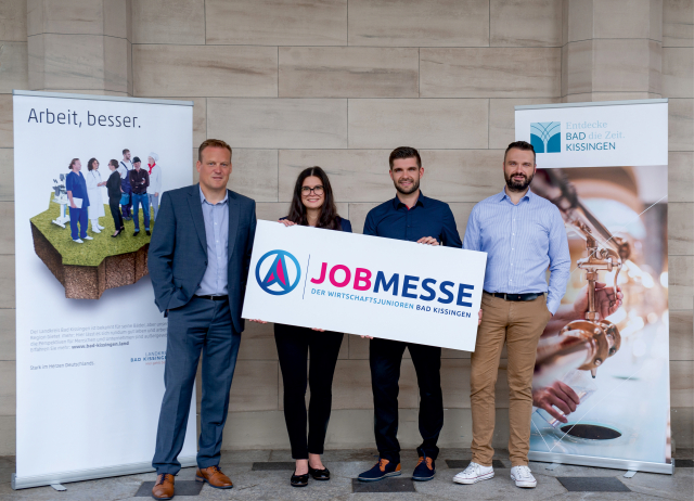v.l.n.r.: Frank Bernhard -Wirtschaftsförderer Landkreis Bad Kissingen, Julia Meder - Vorstandsmitglied Wirtschaftsjunioren, Philip Mühle - Vorstandsmitglied Wirtschaftsjunioren, Sebastian M. Bünner - Kreissprecher Wirtschaftsjunioren und Wirtschaftsförderer Stadt Bad Kissingen; alle abgebildeten Personen erfüllten die 3 Gs bei der Bildaufnahme wjd-bad-kissingen-jobmesse-2021