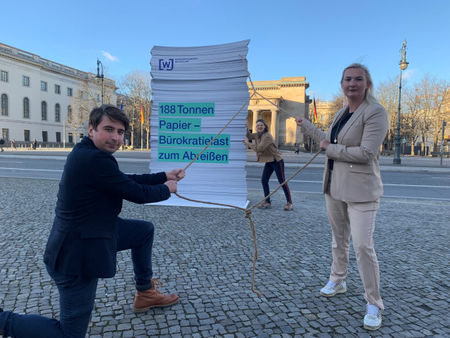 WJD-Aktion in Berlin beim Tag der jungen Wirtschaft zu den Digitalisierungsdefiziten der deutschen Verwaltung, v. l. n. r.: stellv. WJD-Vorsitzender Tobias Hocke, WJD-Geschäftsführerin Laura Jorde, WJD-Vorsitzende Denise Schurzmann 188-tonnen-papier-aktion-wjd
