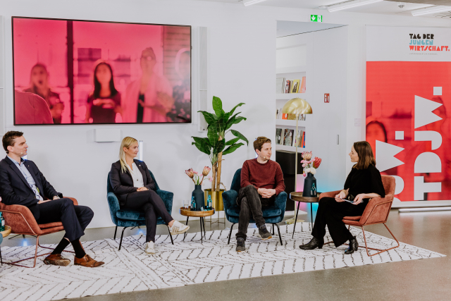 SPD-Generalsekretär Kevin Kühnert im Gespräch mit Denise Schurzmann (WJD-Vorsitzende) und Henner Pasch (Präsident der Bergischen IHK), moderiert von Nancy Fischer wjd-kamingespraech-tdjw-kevin-kuehnert