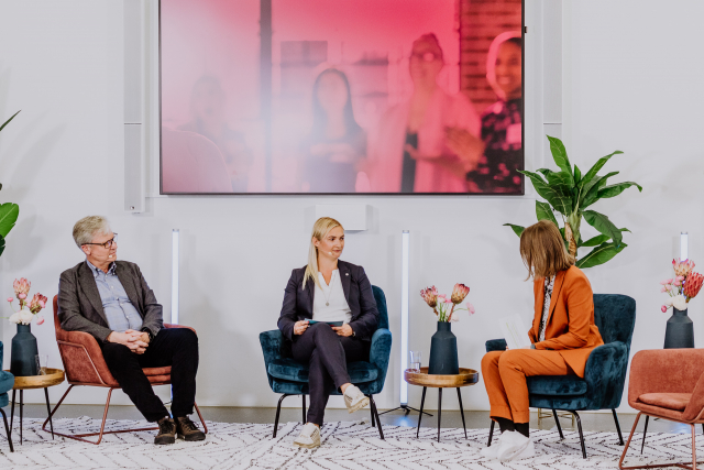 Eröffnung zum Tag der jungen Wirtschaft mit (v. l. n. r.) DIHK-Hauptgeschäftsführer Martin Wansleben, der WJD-Vorsitzenden Denise Schurzmann und der WJD-Geschäftsführerin Laura Jorde wjd-kst2022-wansleben