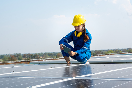 © Getty Images/Visoot Uthairam junge-wirtschaft-gettyimages-solar-frau