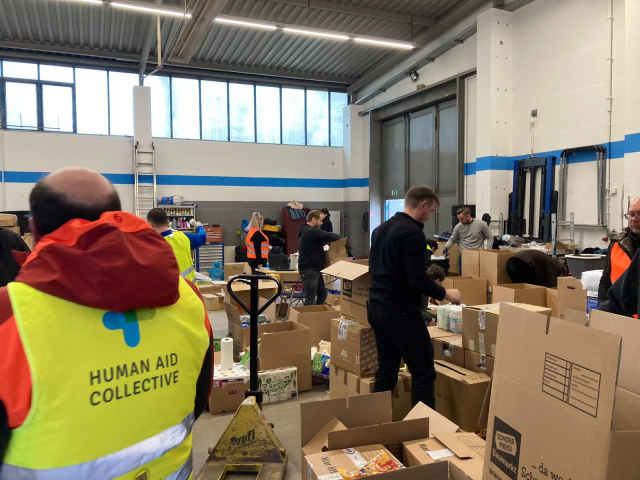Sortierstationen mit Helfern in Sachsen Sortierstationen mit Helfern in Sachsen