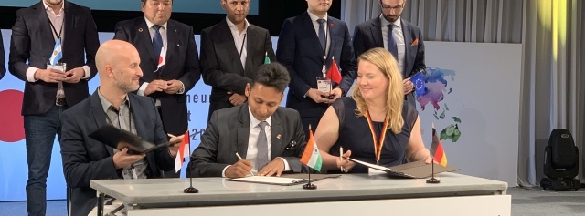 Unterzeichnung des G20 YEA Communiqués in Japan im Mai 2019 © Christoph Seydel wjd-g20-young-entrepreneurs-alliance-japan-viktoria-schuetz