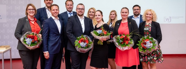 Sebastian Döberl (Fünfter von links) wurde zum Bundesvorsitzenden 2020 gewählt, Jeannine Budelmann (Fünfte von rechts) zu seiner Stellvertreterin. Weitere Infos zu den einzelnen Ressorts findet Ihr auf der Website © Markus Quabach wjd-junge-wirtschaft-buvo-2020
