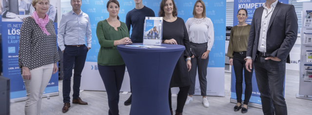 © WJ Regensburg, (von links): Marianne Graml, Amt für kommunale Jugendarbeit; Alexander Rupprecht, Geschäftsführer TechBase und Mitglied WJ Regensburg; Kathrin Mertins, Vorsitzende WJ Regensburg 2020; Nikola Popovic, Auszubildender; Anja Arndt-Grundei, Jugendmigrationsdienst, KJF Regensburg e.V.; Julia Punk, Leiterin Projekt „Jugend stärken“, WJ Regensburg; Birgit Urban, Personalwesen LIEBL SYSTEMS GmbH; Alexander Schmidgal, Geschäftsführer LIEBL SYSTEMS GmbH und Mitglied WJ Regensburg wj-junge-wirtschaft-WJ-Regensburg